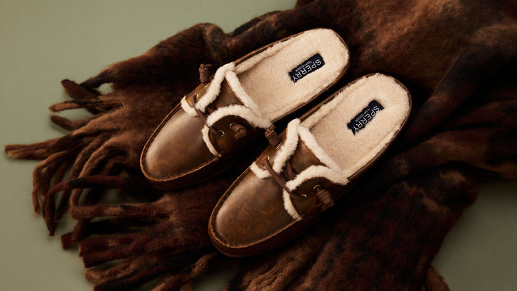 Femme en polo rayé bleu et jupe blanche portant des mules Sperry en cuir brun style chaussure bateau, aux côtés d'un gros plan montrant les détails de lacet et de brogué.