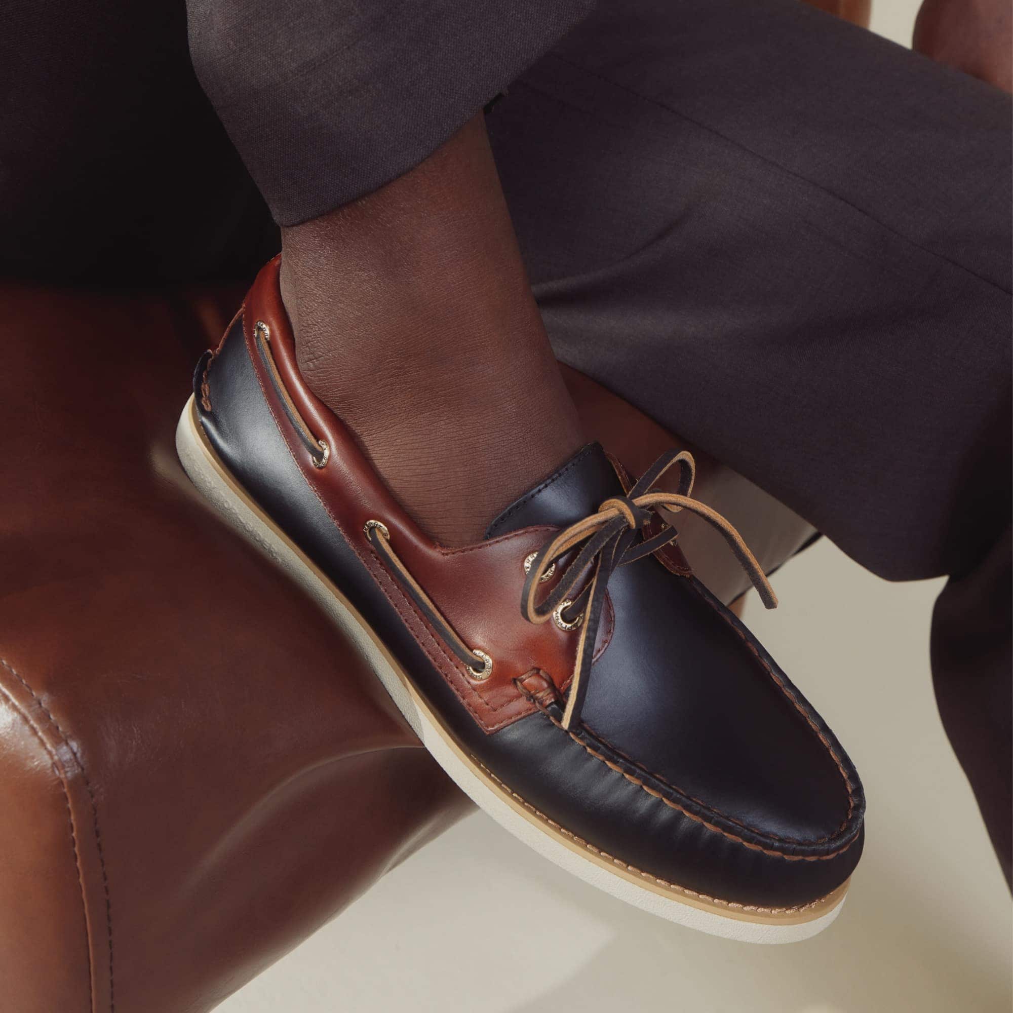 Gold Authentic Original™ 2-Eye Lite Boat Shoe Black Combo Men's Leather |  Sperry