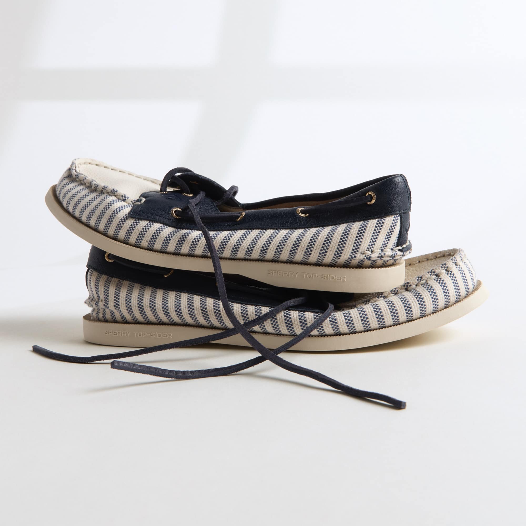 Authentic Original™ 2 Eye Boat Shoe White/Navy Women's Women | Sperry