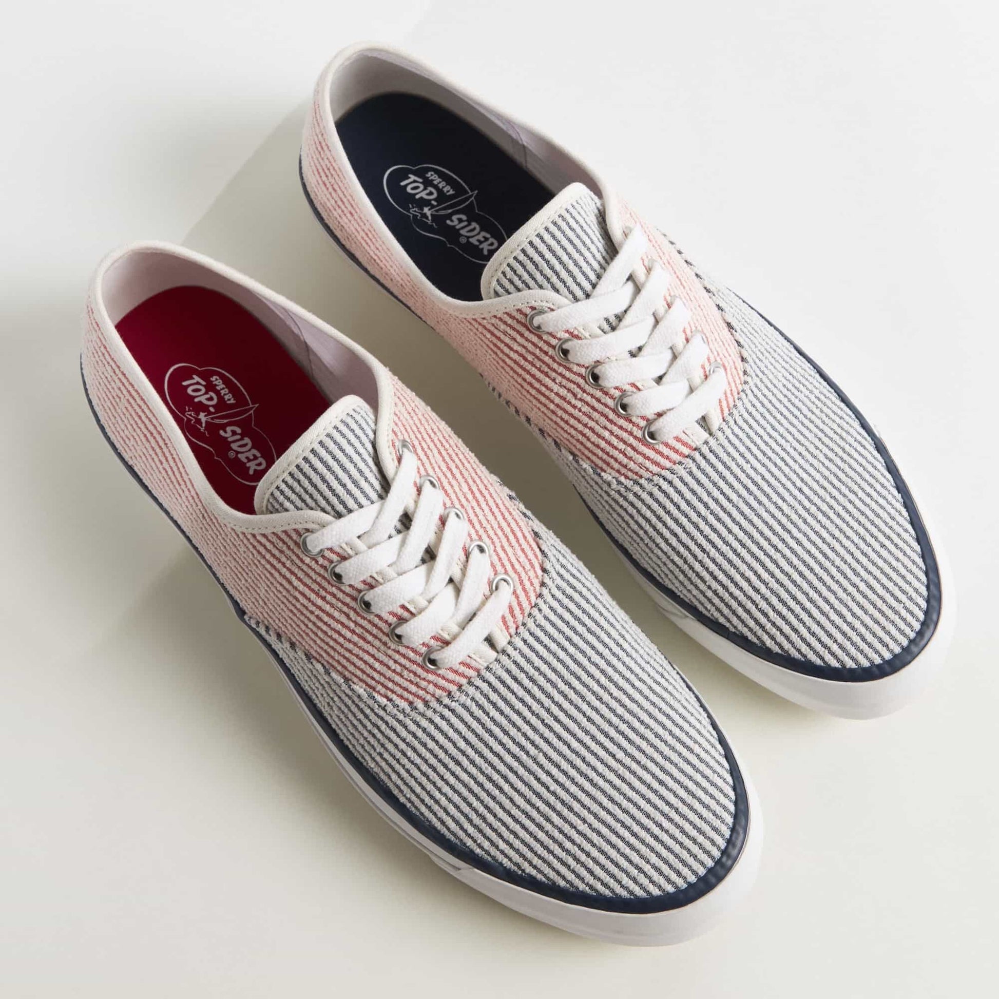 Support produit pour Baskets CVO rayées